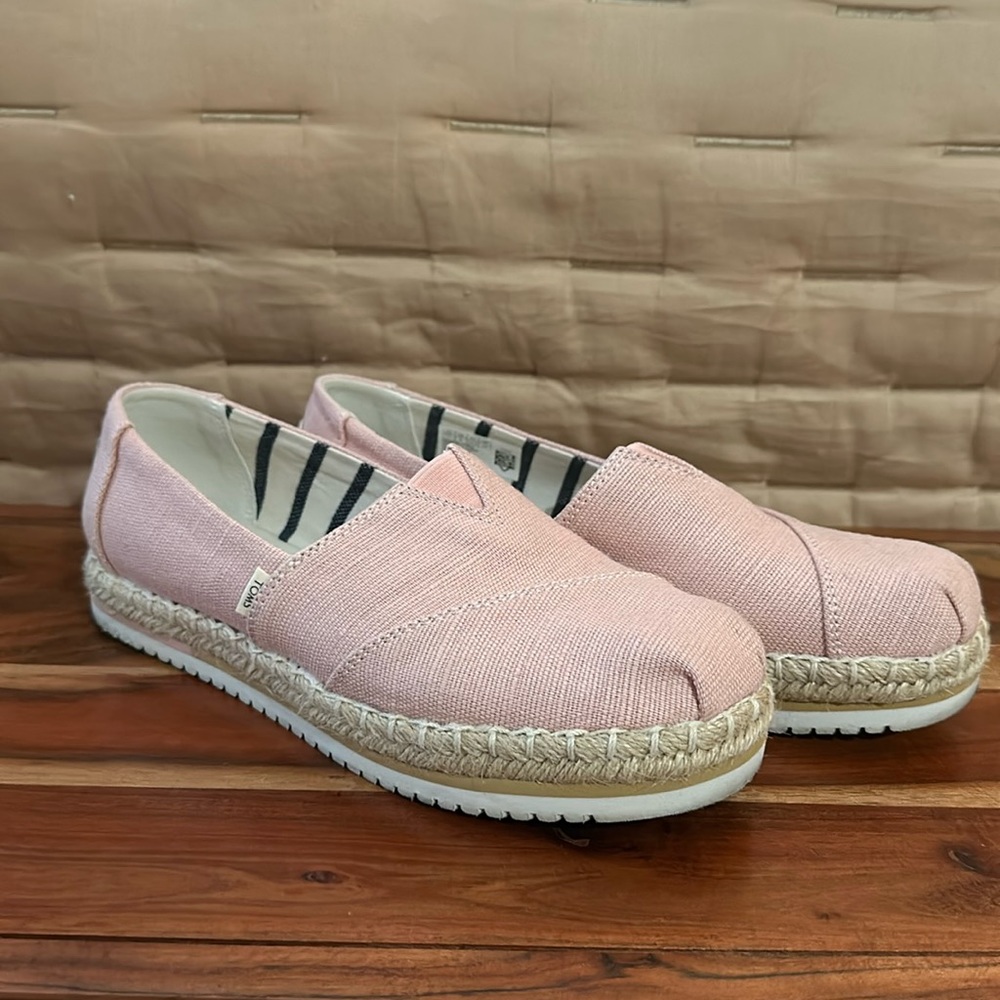 Women’s Toms slip ons. Baby pink with natural raffia around sole.